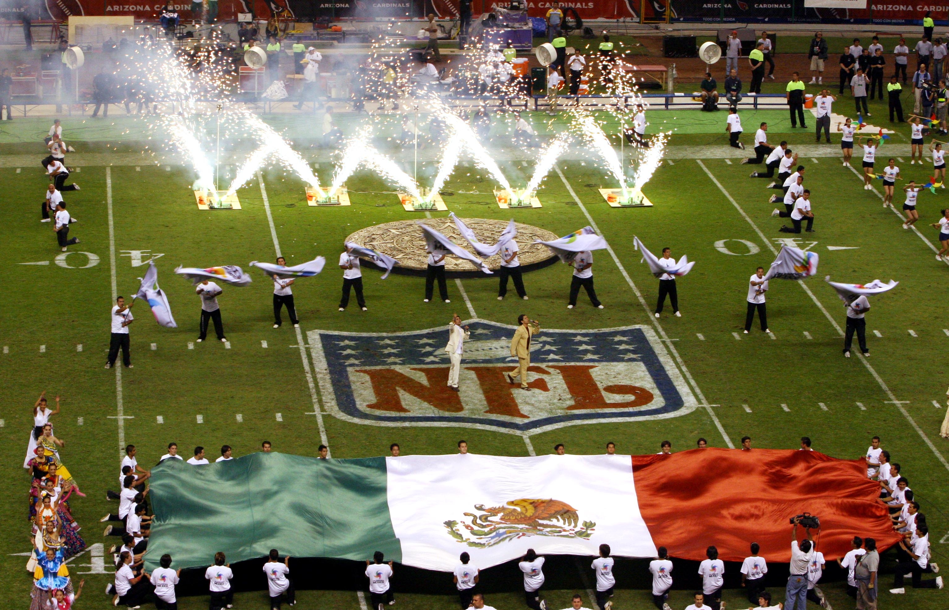 Participantes del acto de apertura del juego de la NFL de la temporada regular entre los Cardenales de Arizona y los 49ers de San Francisco desde el estadio Azteca en la Ciudad de MÃ©xico el 2 de octubre de 2005. (Marco Ugargte/AP)